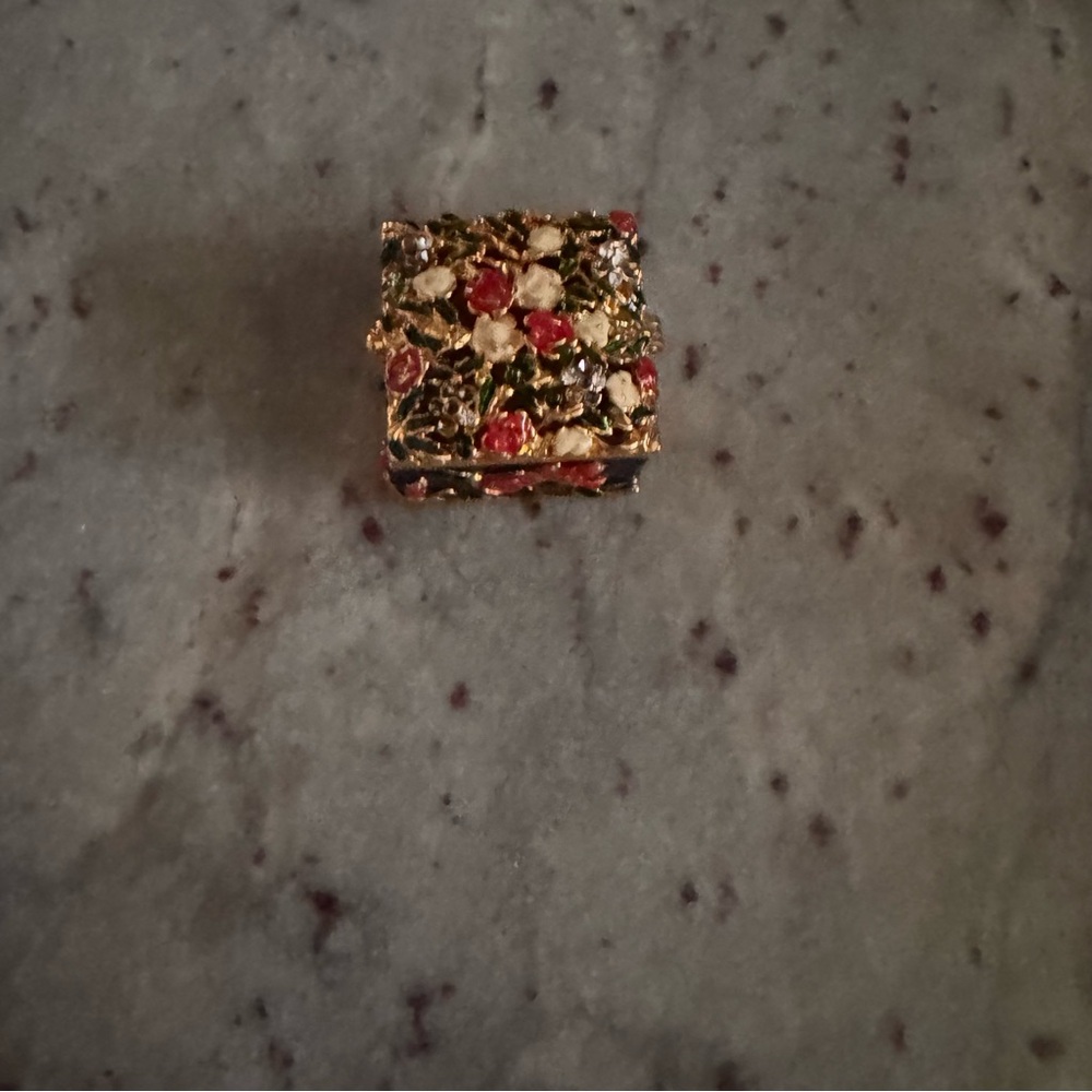 Small trinket box, very decorative with flowers and multicolored gems